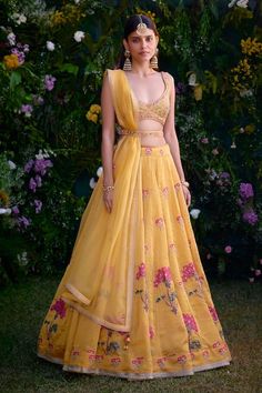 Yellow Bridal Haldi Outfit, Haldi Bridal Saree, Haldi Outfit For Bride Saree, Haldi Lehenga Designs, Haldi Lehnga Designs, Haldi Outfit For Bridesmaid Indian, Yellow Lehenga For Haldi Bride, Yellow Haldi Outfit For Bride, Haldi Lehenga For Bride