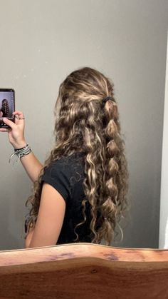 Cute Hair Styles For Long Curly Hair, Hair Styles For Long Wavy/curly Hair, Wavy Hair Summer Hairstyles, Cute Curly Wavy Hairstyles, Summer Hairstyles For Medium Length Hair, Summer Wavy Hairstyles, Wavy Hair Inspo Hairstyles, Hairstyles For Natural Wavy Hair, Wavy Hair Naturally Hairstyles