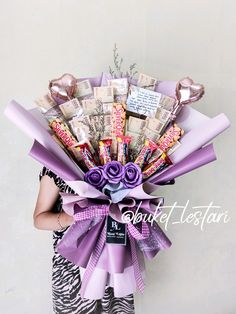 Buket uang pecahan 5rb isi 27 lembar tambah coklat dan beng-beng Buket Graduation, Balloon Bouquet Diy, Piping Flowers, Dinosaur Birthday Cakes, Happy Birthday Template, Kebaya Muslim