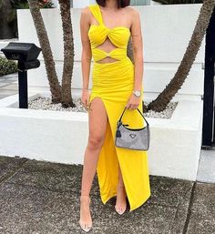 Type de motif : Solide

 Type de manche: Sans manches

 Encolure : une épaule

 Composition du matériau : 90 % polyester, 10 % élasthanne Crystal Hardware, Tulle Maxi Dress, Elegant Maxi Dress, Yellow Fabric, Cami Dress, Thigh High, One Shoulder Dress, Dress Length, Sleeve Styles