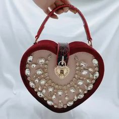 Dureté : DUR
 Type de motif : solide.
 Intérieur : Pas de poche
 Décoration: Appliques
 Décoration : Diamants
 Décoration: PERLE
 Extérieur : Poche ouverte
 Occasion : Polyvalent

 *** Heart Motif, Evening Wedding, Mini Tote, Fashion Color, Fashion Colours, Versatile Style, Summer Collection, Formal Event, Style Fashion