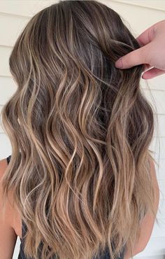 Hair Past Shoulders Haircuts, Highlights Brown Hair Balayage, Light Brunette Hair, Highlights Summer, Highlights Ombre, Brunettes Highlights, Brown Hair Inspo, Summer Balayage, Brunette Hair With Highlights