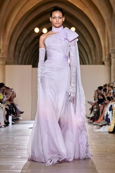 Tamara Ralph Velvet Gowns, Mode Purple, Dramatic Dresses, Runway Fashion Couture, Fashion Media, Special Clothes