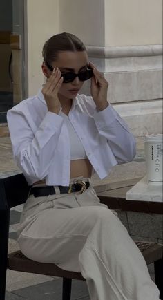 Sunglasses Aesthetic Outfit, Outfit Button Up Shirt, Black Sunglasses Aesthetic, Long Sleeves Outfit, Sweater Outfit Women, White Top Outfit, Sleeves Outfit, Button Up Shirt Outfit, Fashion Inspo Outfits Minimal Chic