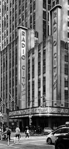 Black and white picture of Radio city music hall in New York City Nyc Aesthetic Black And White, Nyc Pics, Aesthetic Black And White, White Aura, Apartment Loft, Black And White Photo Wall, Room Photo, Nyc Aesthetic, Living Room Photos