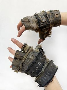 #postapo #gloves Post Apocalyptic Crafts, Punk Apocalypse Outfit, Yaelokre Clothes, Yaelokre Outfit, Postapocalyptic Style Woman, Desert Punk Aesthetic, Apocalyptic Aesthetic Outfits, Salvage Punk