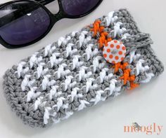 Manchester Handbag and Sunglasses Case - two free #crochet patterns from Mooglyblog.com! Moogly Crochet Patterns, Moogly Crochet, Crochet Cozies, Yarn Box, Yarn Patterns, Pocket Books, All Free Crochet