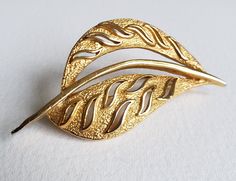 Beautiful  goldtone leaf cut out design brooch. Lovely details and textures. Approx 6.5 cm long with a secure pin.  Will be carefully wrapped and supplied in an organza gift bag. Elegant Leaf-shaped Brooches For Gifts, Gold Leaf Brooch For Gift, Leaf Brooch, Cut Out Design, Organza Gift Bags, Vintage Jewellery, Gold Leaf, Vintage Gold, Gift Bag