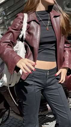 Outfits With Red Leather Jacket, Red Leather Jacket Outfit, Billie Concert, Aesthetic 2023, Paris Mode, Neue Outfits, Jacket Fits, Sweater Outfit, Mode Inspo