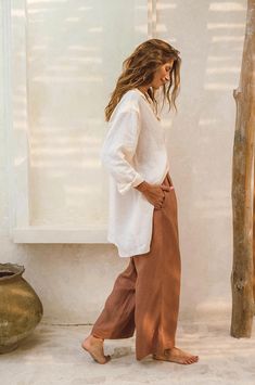 These timeless, slightly loose fitting and wide-legged linen pants are sure to become a favourite in your wear-forever summer closet. Crafted from mid-weight, super soft 100% French Flax Linen, you will wear them on repeat on all your warm weather days. The slightly high-waisted, elasticated waistband serves extra comfort while the effortless design works equally well for everyday vaycay wear as for sophisticated al fresco dining by the seaside. The side pockets feature beige lining to reduce tr