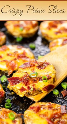 crispy potato slices with cheese and bacon Gameday Snacks, Fun Party Food, Gameday Recipes, Baked Potato Slices, Potato Slices, Best Party Food