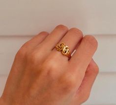 Vintage Knot Ring * metal: 18k yellow gold * stamped: 18ct  * size: US 7 * weight: 3.5 g 🇬🇧sourced in London Feel free to send me a DM if you have any questions More items available on Instagram: goldenempirejewellry Knot Ring, Ring Metal, Metal Rings, Rings Statement, Statement Rings, Knot, Beauty Book, Jewelry Rings, Etsy Accessories