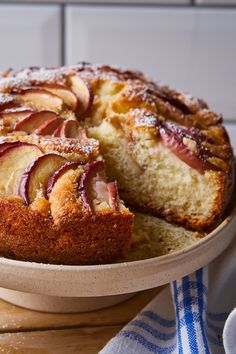 A single layer sponge cake topped with slices of apple baked in. Airfryer Cakes Recipes, Air Fry Cake Recipes, Cake In The Air Fryer, Air Fryer Apple Cake Recipes, Airfryer Cake Recipes, Airfryer Recipes Dessert, Air Fryer Cakes, Air Fryer Baking Recipes, Airfryer Cake