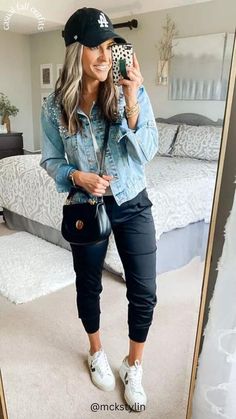 Jogger Pants Outfit for Women. Casual Fall Outfits! Styling An Oversized Tshirt, Style A Jean Jacket, Outfit For Women Casual, Errands Outfit Spring, Jogger Pants Outfit Women, Athleisure Outfits Fall, Athleisure Outfits Spring