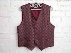 STEPHANO Mens Vest Wine Red Speckled Mens Vest Mens Silk Vest Edwardian Victorian Renaissance Waistcoat Steampunk Vest Large Size Label size: 50 Measurements (laying flat): Length (back): 23.5" / 60cm Bust: 21.5" / 55cm Waist: 21" / 53.5cm Please check measurements to insure a proper fit. Remember to allow yourself some extra room for movement. You can compare these with something from your closet that fits you well. Condition: great Vintage Condition SHIPPING * I ship worldwide via Priority mai Fitted Retro Red Vest, Fitted Red Retro Vest, Retro Red Fitted Vest, Fitted Red Vest Outerwear, Mens Formal Vest, Steampunk Vest, Formal Vest, Silk Vest, Vests Mens