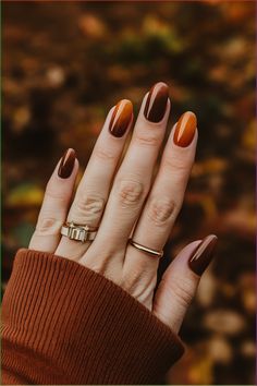 Elevate your fall look with these stunning rustic ombre nails! A perfect blend of autumn hues and elegant gradients. 💅🎨 #OmbreNails #FallBeauty #NailInspo Simple Autumn Nail Art, Nails With Orange Dress, Autumn Ombre Nail Designs, Autumn Nails Ombre, Ombre Autumn Nails, 2024 Nail Trends Fall, Nail Trends Autumn 2024, Fall Nails Ombre Color Trends