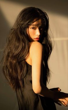 Duan Xiaowei Photoshoot, Guy Looking Up, Long Hair Photoshoot Ideas, Female Photoshoot Poses, Photoshoot Long Hair, Woman Long Hair, Pose Fotografi, Model Pose