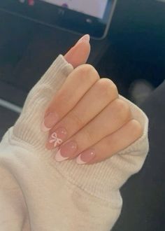 Not my picture Neutral Nails For School, Nails Idea For School, Cute Summer Nails Ideas, Simple Nails Natural Nail, Back Go School Nails, School Nails Ideas For Teens, Nail For School Natural, Summer Bow Nails, Back To School Nails Almond Shape