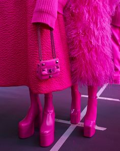 Pink Runway, Barbiecore Aesthetic, Valentino Pink, Hot Pink Fashion, Mode Rose, Barbie Style, Pink Parties, Everything Pink, Pink Outfits