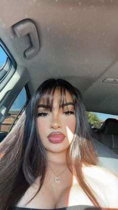 Latina Aesthetic 90s, Karol G Bangs, Latina Wispy Bangs, Bangs On Brown Skin, Latina Haircuts With Bangs, Black Hair Baddie Aesthetic, Cute Latina Hairstyles With Bangs, Makeup Looks With Bangs, Short Hair Latina Haircuts