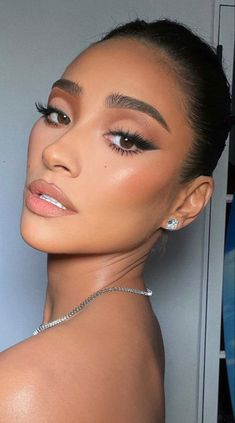 Simple Fierce Make Up Look, Bridesmaid Makeup Medium Skin, Prom Nails Acrylic 2023, Ash K Holm Makeup, Make Up For Olive Skin And Brown Eyes, Cool Toned Bridal Makeup, Kim K Makeup Looks, Wing Liner Makeup, Bride Makeup Brown Eyes Brunettes