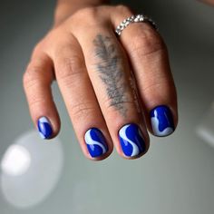 Blue gel waves and curves capture the calm, rhythmic beauty of the ocean on your fingertips.
The combination of deep blue and white gel polish creates swirls that mimic the sea, making it ideal for seaside gatherings or summer outings.
Applying blue as a base, you can use a toothpick to add subtle white waves, giving it a unique, artistic touch.
Finished with a glossy top coat, these nails have a fresh, summery feel that transports you straight to the shore.