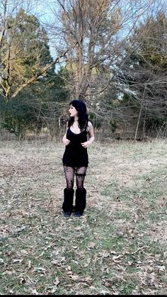 Black Party Outfit Aesthetic, Real Emo Outfits, Goth Dress Outfit, Alt Outfit Winter, Gothic Clothes Women, Thick Goth Outfits, Girly Goth Outfits, Simple Goth Outfits