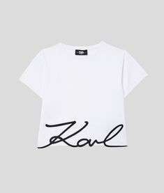 The elegant KARL Signature logo adorns the hem of this classic crew-neck T-shirt, made from breathable cotton. Heel Accessories, Timeless Dress, Blouse Jeans, Backpack Travel Bag, Rock Chic, Shopper Tote, Scarf Jewelry, Evening Clutch Bag, Pant Shirt