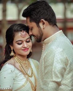 Saree Kerala, Couple Bride And Groom, Christian Bride, Kerala Wedding Photography, Kerala Bride, Kerala Wedding, Bridal Sarees South Indian, Kerala Saree, Couple Pic