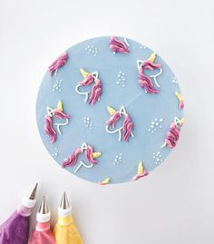 a paper plate with unicorns on it next to some sewing thread and spools