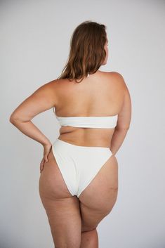 Chic Bandeau Bottoms For Poolside, Chic Seamless White Bottoms, Chic White Seamless Bottoms, Minimal Stretch White Swimwear For Beach, White Swimwear For Beach, White Fitted Swimwear With Wide Waistband, White Seamless Bottoms For Poolside, White Lined Bottoms For Poolside, White Bandeau Swimwear With Built-in Bra