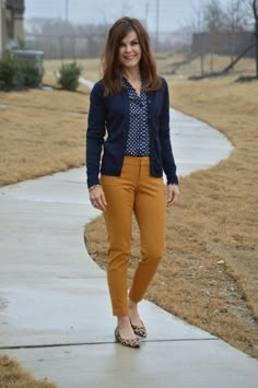 Mustard Pants Outfit, Mustard Jeans, Mustard Outfits, Mustard Pants, Mode Casual, Style Winter, Stylish Work Outfits, Brown Pants, Colored Pants