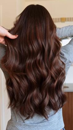 Red Velvet Vibes: Soft and Sultry Hairstyle Ideas for Red Velvet Tresses Chocolate Auburn Hair, Copper Brown Hair, Mahogany Hair, Brown Hair Inspo