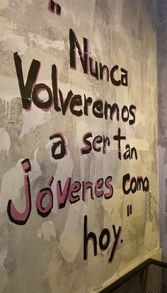 a wall with graffiti written on it in spanish