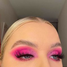 Pink Makeup Rhinestones, Pink Eye Makeup With Rhinestones, Pink Valentine’s Day Makeup, Dramatic Pink Eye Makeup, Pink Eyeshadow Looks With Rhinestones, Pink Rave Makeup, Pink Rhinestone Makeup, Hot Pink Makeup Looks, Make Euphoria