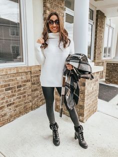 woman wearing a black leggings and white sweater outfit Sweater With Black Leggings, What To Wear With Leggings, Oversized White Sweater, Mommy In Heels, Medium Boots, Legging Outfit, White Sweater Outfit, White Oversized Sweater, Oversized Sweater Outfit