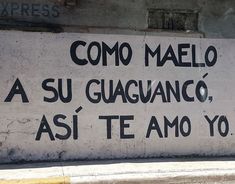 a sign on the side of a building that says, como mello su guagano asi te amo yo