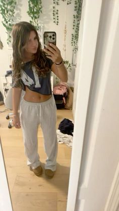 Brandy Melville Leggings Outfit, Comfy Lazy Outfits For School, Sporty College Outfits, School Outfits Cute Comfy, How To Dress Cute For School, School Comfy Fits, Polar Fleece Outfit, Cute Baggy Pants Outfits, Monday Fits For School