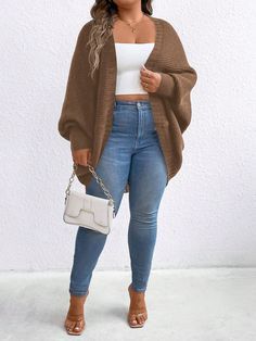 Oh, fall! The season of pumpkin spice lattes, cozy sweaters, and the eternal struggle of figuring out what to wear. But fear not, my plus-size fashionistas!
As the crisp autumn air begins to replace the summer warmth, it’s time to revamp your wardrobe with some fresh