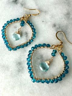 Created  with 3mm faceted London blue topaz accent beads and a faceted heart shaped 8x8mm Swiss blue hydro quartz focal bead. All components are gold plated copper jewelry wire and extremely tarnish resistant. These are lightweight and incredibly versatile! Free domestic shipping and gift wrapping included. Cheap Blue Wire Wrapped Hoop Earrings, Gold Heart-shaped Jewelry With Faceted Beads, Wirework Earrings, Wire Jewerly, Diy Earrings Easy, Beaded Jewelry Earrings, Wire Hoop Earrings, Ear Art, Beaded Jewelry Tutorials