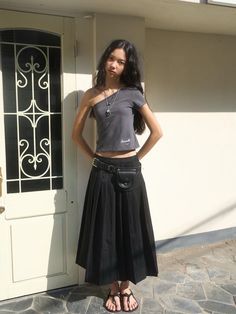 Low Waisted Maxi Skirt Outfit, Comfortable Fashion Outfits, Cute Belt Outfit, Philippine Street Fashion, Black Maxi Pleated Skirt Outfit, Casual Long Black Skirt Outfits, Cool Feminine Outfit, Trouser Skirt Outfit, Pleated Asymmetrical Maxi Skirt