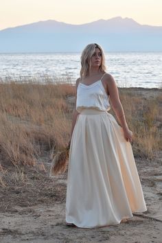 Champagne Skirt, High Waisted Skirt Outfit, Wedding Guess, Silk Skirts, White Skirt Outfits, Skirts Plus Size, Prom Skirt, Skirt Satin, White Long Skirt