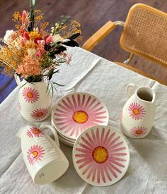 Pottery Art Painting, Painting Ceramics Ideas, Pottery Painting Aesthetic, Paint On Ceramic, Ceramic Aesthetic, Ceramics Painting, Painting Ceramics, Paint Pottery, Ceramic Cafe