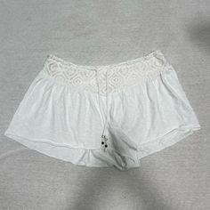 Aerie Beachy White Shorts Size Extra Large (Xl) Patterned, Puka Shells On Strings, Flowy New With Tags - Brand New! #Beach #Vacation Beachy White Pajama Shorts, White Bottoms For Loungewear On Vacation, White Lounge Bottoms For Vacation, White Vacation Loungewear Bottoms, White Loungewear Bottoms For Vacation, White Bohemian Shorts For Loungewear, Puka Shell, Bike Shorts, White Shorts