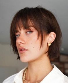 Short Tomboy Haircut, Brunette Bob With Bangs, Mother Of Bride Hairstyles, Messy Blonde Bob, Bang Ideas, Short Scene Hair, Brunette Bob, Messy Bob Hairstyles