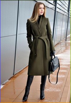 Green Coat Outfit, Mode Mantel, Chic Fall Outfits, Elegante Casual, Green Coat, Looks Chic, Winter Fashion Outfits, Military Fashion