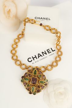 CHANEL -(Made in France) Collier court en métal doré et broche pendentif en métal doré ajouré et pâte de verre. Collection Automne-Hiver 1998. Condition : Très bon état Dimensions : Longueur : 39 cm Luxury Gold-tone Jewelry Brooch, Luxury Gold-tone Brooch Jewelry, Designer Gold Jewelry With Cabochon, Ysl Shoes, Jimmy Choo Sunglasses, Chanel Sunglasses, Gold Ounce, Chanel Vintage, Chanel Jewelry