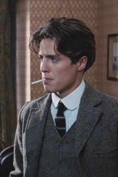 Hugh Grant Maurice, 90s Haircut Men, Maurice 1987, 90s Hairstyles Men, 90s Haircuts, 90s Men, Slicked Back Hair, 90s Hairstyles