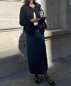 Long Denim Skirt Office Outfit, Denim Long Skirt Outfit, Denim Midi Skirt Outfit, Aw 2024, Digital Wardrobe, Glamorous Fashion, Midi Skirt Outfit, Long Skirt Outfits, London Look