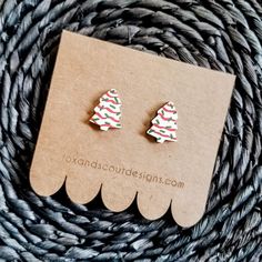 Bring holiday cheer to your ear(s) with these adorable hand painted Christmas Tree Cake earrings! BE SURE TO CHECK US OUT EVERYWHERE ELSE! ~ Shop Home: etsy.com/shop/FoxandScoutDesigns ~ Facebook: facebook.com/foxandscoutdesign ~ Facebook Group: facebook.com/groups/foxandscoutdesigns ~ Instagram: instagram.com/foxandscoutdesigns/ ~ Newsletter Signup: http://foxandscoutdesigns.us13.list-manage2.com/subscribe?u=4db3c1e9d57e13350feedfdfe&id=e90b10d00b Cake Earrings, Black Drop Earrings, Newsletter Signup, Jewelry Christmas Tree, Tree Cake, Christmas Tree Cake, Diamond Huggies, Christmas Tree Painting, Hand Painted Earrings